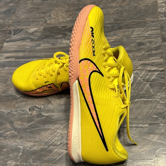 Nike Indoor Soccer Shoes - Picture 2 of 6